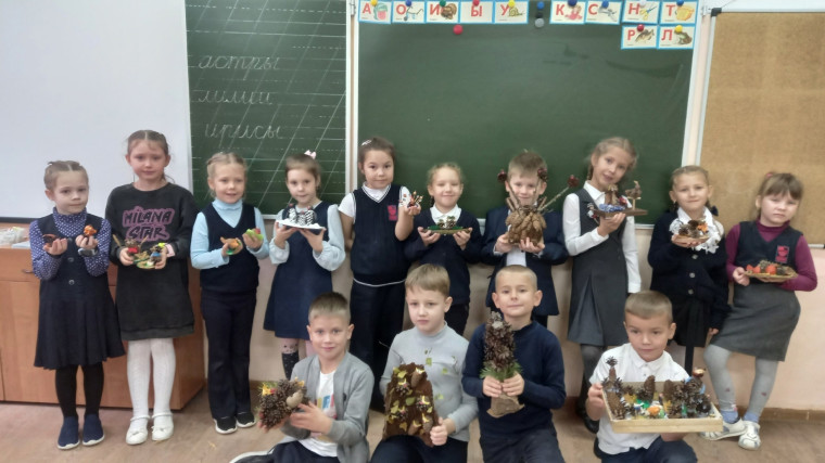 Выставка поделок из шишек в 1 классе.